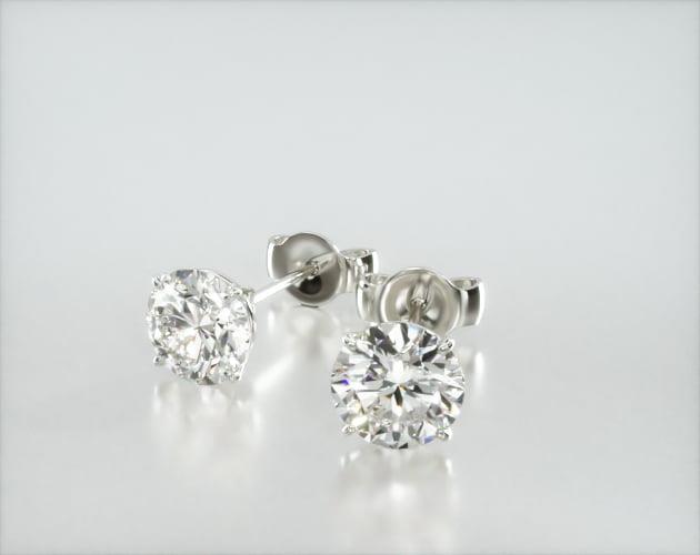 Aretes de diamantes brillantes redondos de cuatro puntas en oro blanco de 14 k James Allen