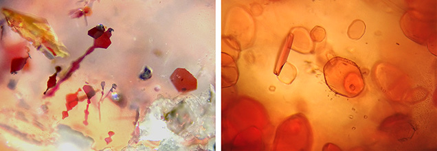Hematites en escamas (izquierda) en cuarzo fresa y bauxita (derecha) en una muestra de cuarzo aventurina rosa.
