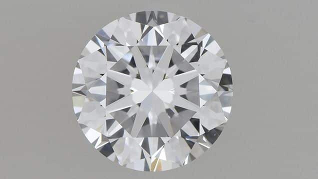 Vista frontal de un diamante tratado con HPHT.