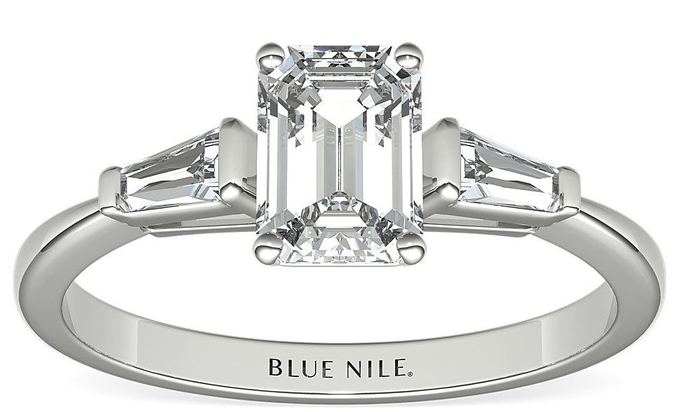 Anillo de compromiso de diamantes talla baguette cónicos Blue Nile
