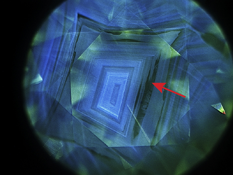La fluorescencia azul intensa y las regiones inertes se pueden ver en la imagen DiamondView.