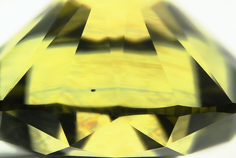 Un diamante tratado e irradiado con HPHT con 