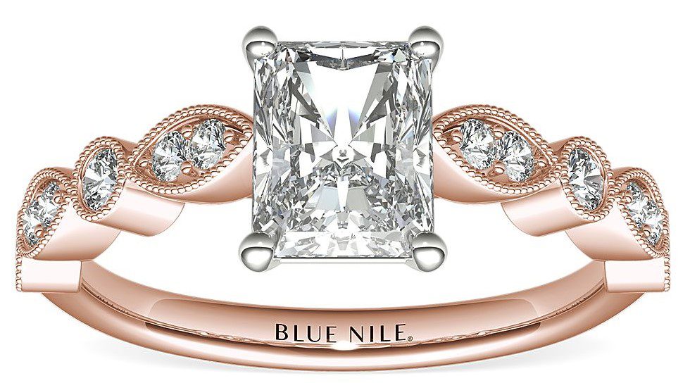 Anillo de compromiso de diamantes con puntos y marquesa milgrain Blue Nile