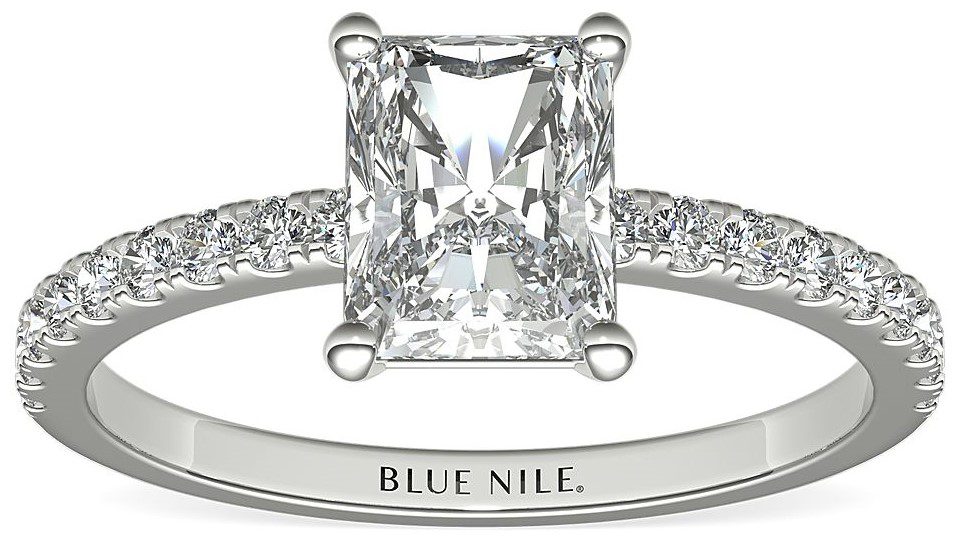 Anillo de compromiso pequeño con pavé de diamantes en oro blanco de 14 k Blue Nile