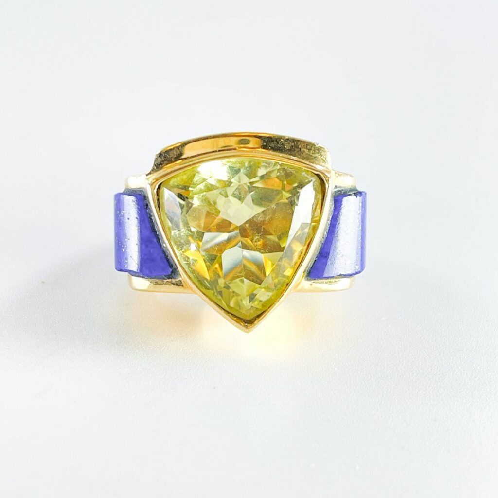 anillo de oro con berilo