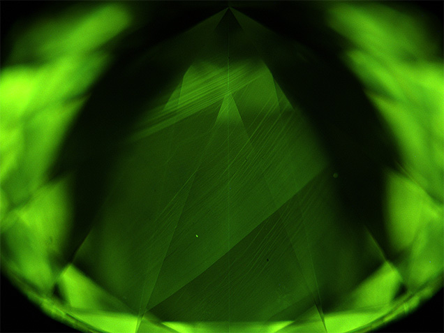 Imagen de DiamondView que muestra rayas de crecimiento y fluorescencia verde en diamantes cultivados mediante CVD.