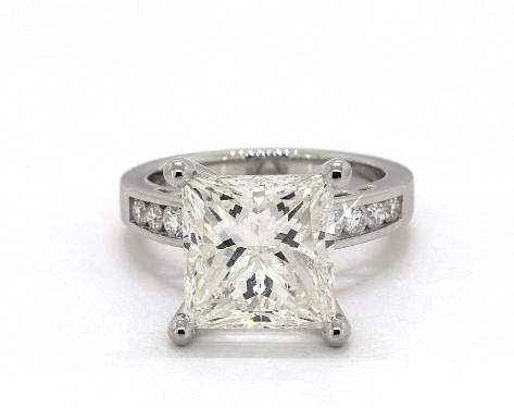 Anillo de diamantes de cinco quilates - Diamantes con engaste de canal de talla princesa