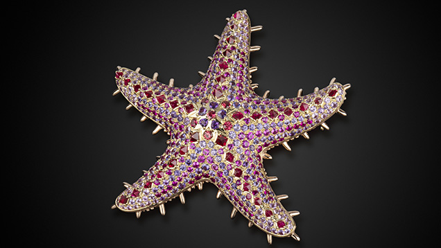 El colgante de estrella de mar presenta rubíes, zafiros, espinelas y amatistas.