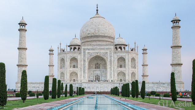 Fachada del Taj Mahal con piscina reflectante 