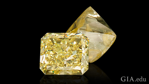 Un diamante amarillo pulido y tallado se coloca frente a un diamante amarillo en bruto.