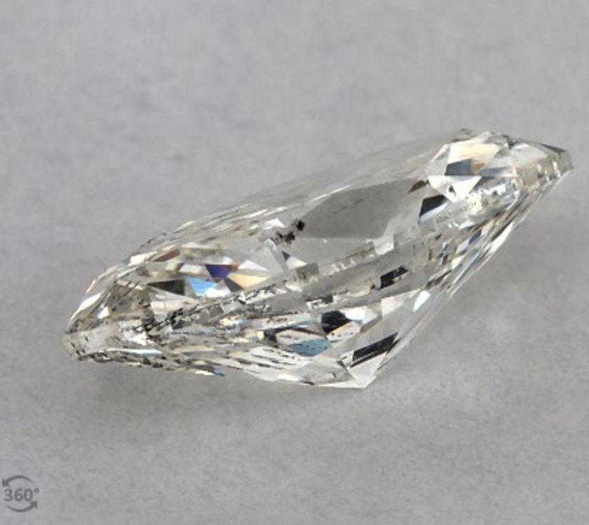 Diamante de talla marquesa de claridad I1 con inclusiones cerca de la esquina