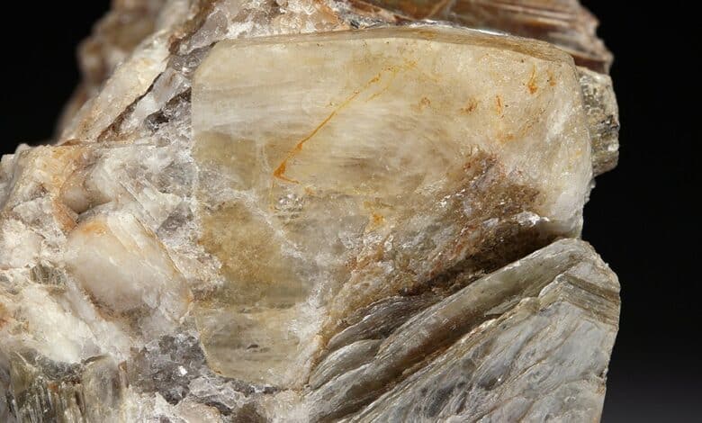 Hurlbutita - cristal sobre sustrato, New Hampshire