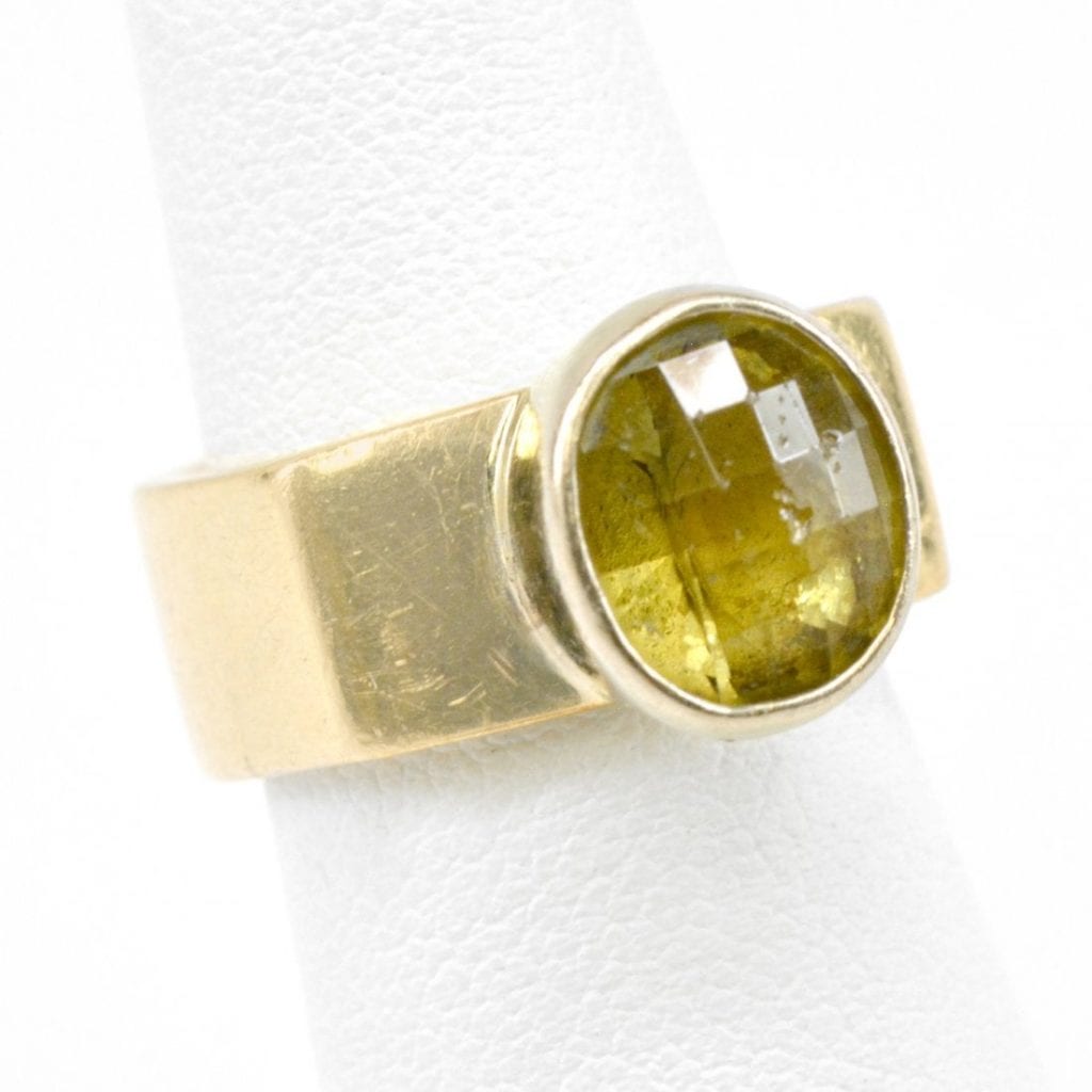 anillo de oro con cantos rodados