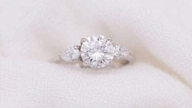 Comprar anillos de diamantes de un quilate - Anillo de tres piedras con piedra secundaria en forma de pera