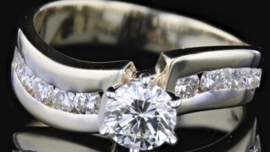 Diamantes de alto rendimiento: anillo de diamantes con corazones y flechas
