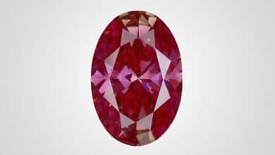Los diamantes sintéticos cultivados con HPHT tienen un color rosa inestable.