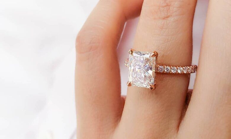 Anillo de compromiso con pavé de oro rosa - Diamantes talla radiante
