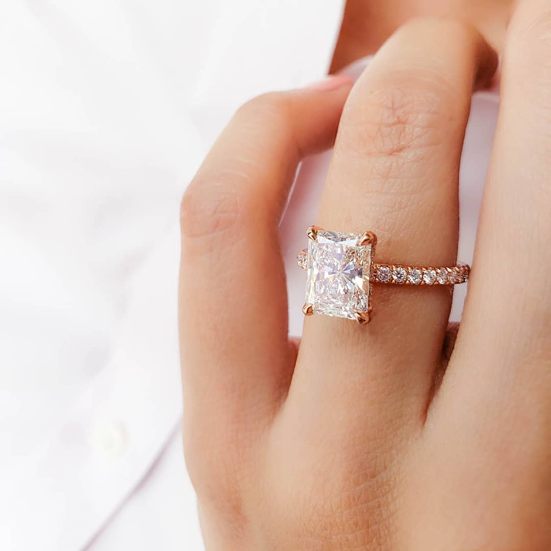 Anillo de compromiso con pavé de oro rosa - Diamantes talla radiante