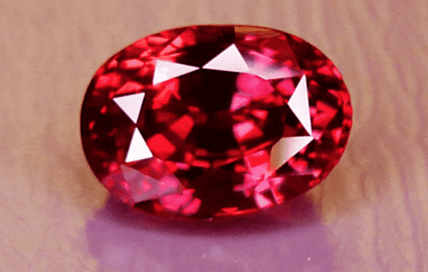 Rubí ovalado - Identificación de gemas