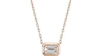 Colgante pequeño de diamantes de talla esmeralda en engarce de bisel en oro rosado de 14 k (1/5 qt. total) Blue Nile