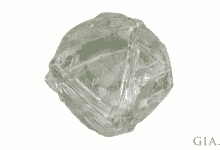 Un diamante en bruto con un cuerpo de color verde y superficie triangular grabada.