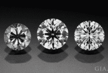 Tres diamantes brillantes redondos consecutivos