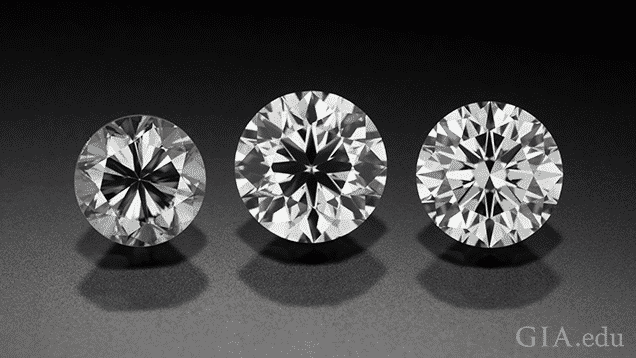 Tres diamantes brillantes redondos consecutivos