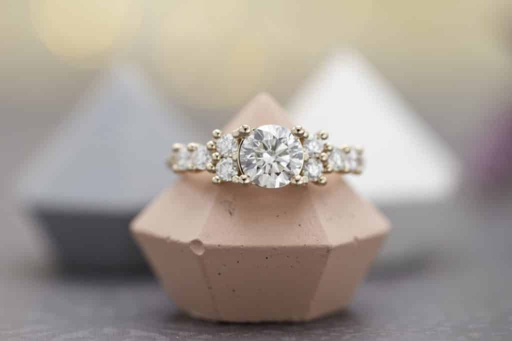 Anillo de compromiso de oro rosa con diamantes redondos
