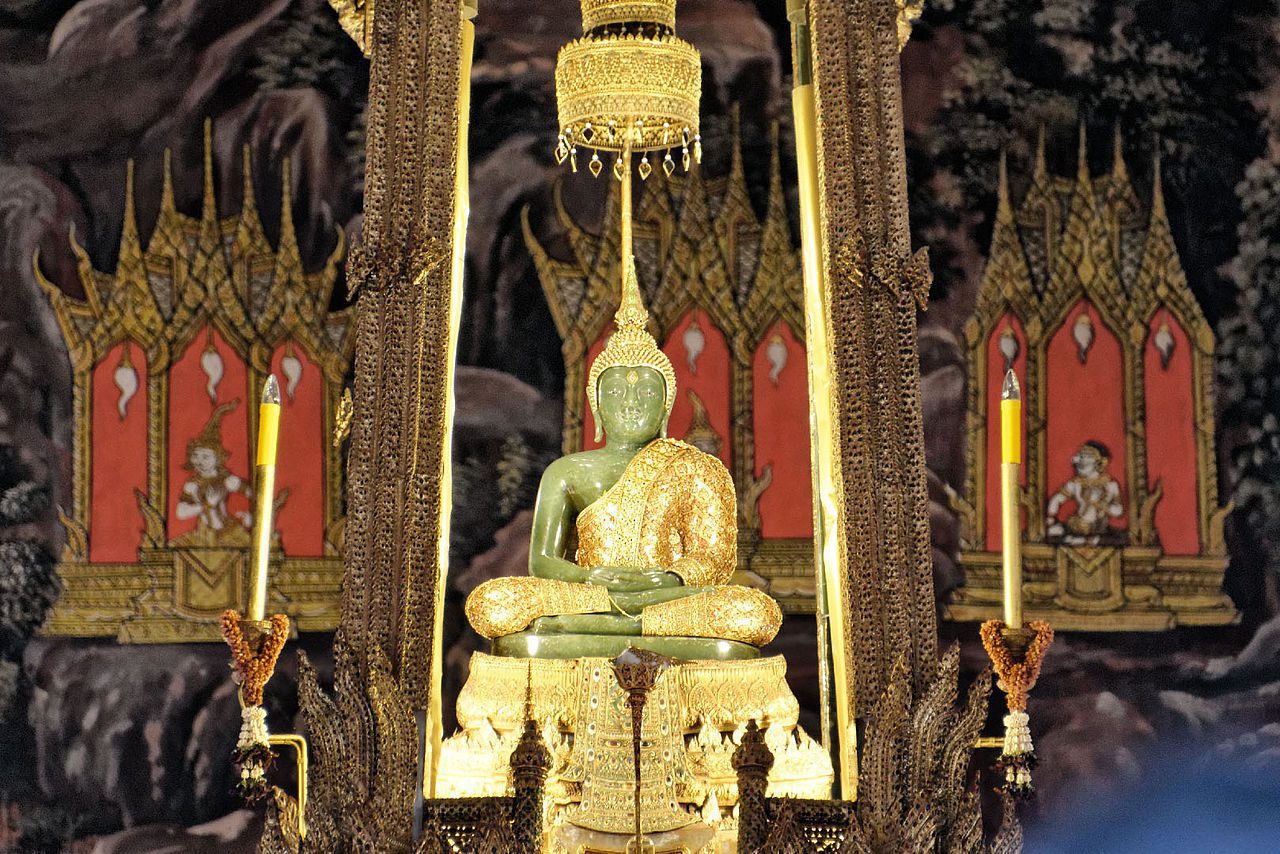 1280px-Emerald_Buddha,_agosto_2012,_Bangkok