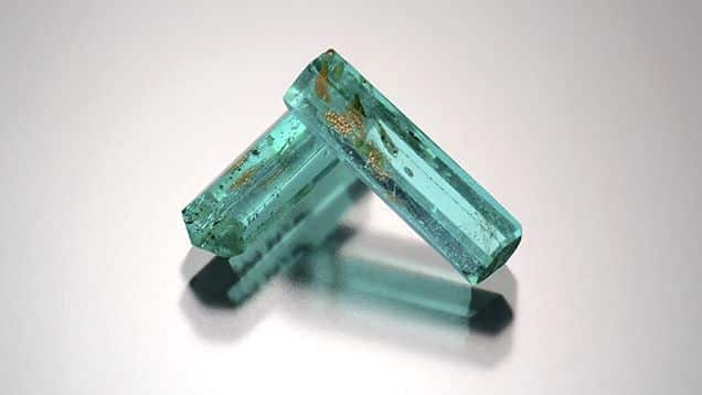 Dos prismas de vidrio imitan cristales de turmalina Paraiba.