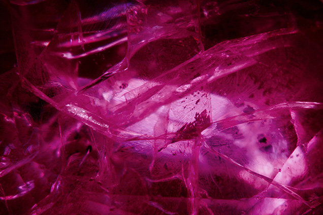 Efectos de burbujas y destellos en rubí sintético.