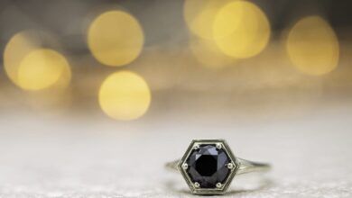 Anillo de compromiso de diamantes negros con montura hexagonal