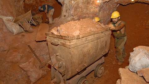 Mineros trabajando debajo de la mina Anahi. Imagen: Robert Weldon/GIA