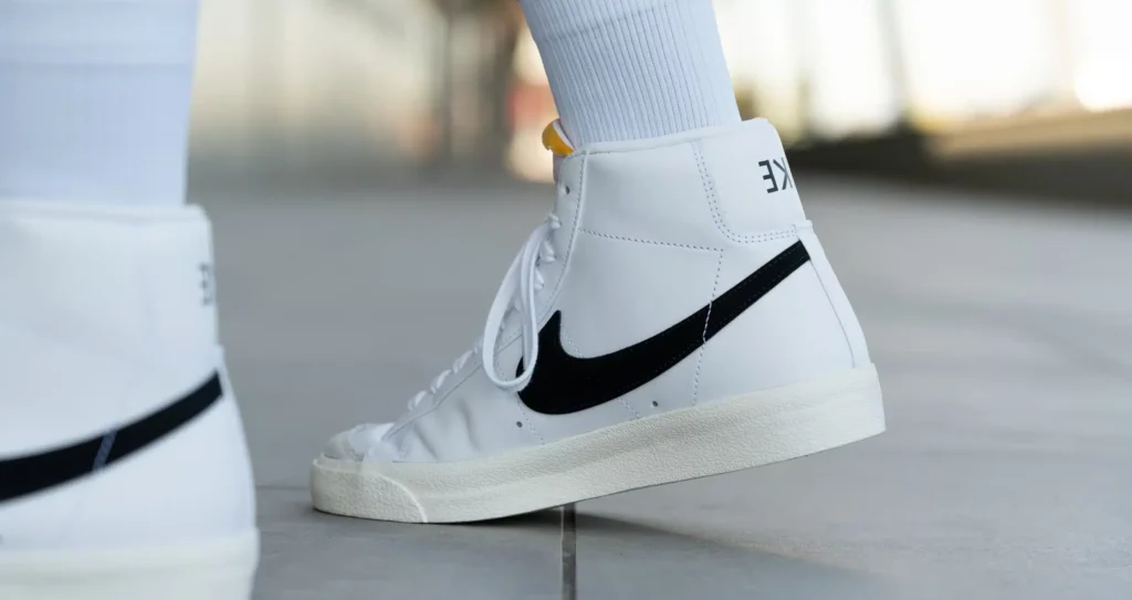 combinar Blazer, Zapatillas Nike y un Serum